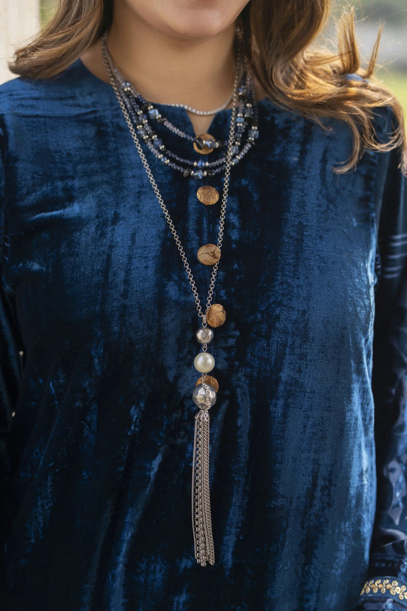 French Velvet 3pc Suit with Jamawar & Lace Detailing – Gul Warun FNG8 ...